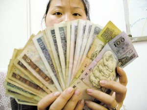 丢353元 她哭得好伤心 原来跟钱日久生情