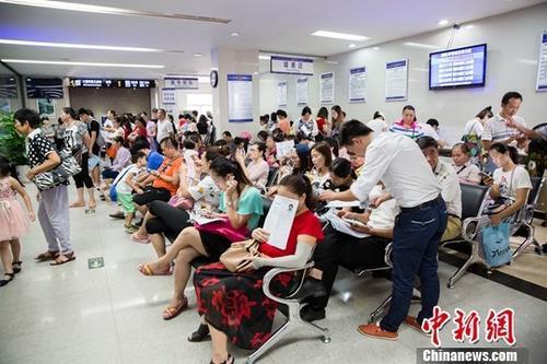 一批新规2月施行 8项惠民措施便利办证出行