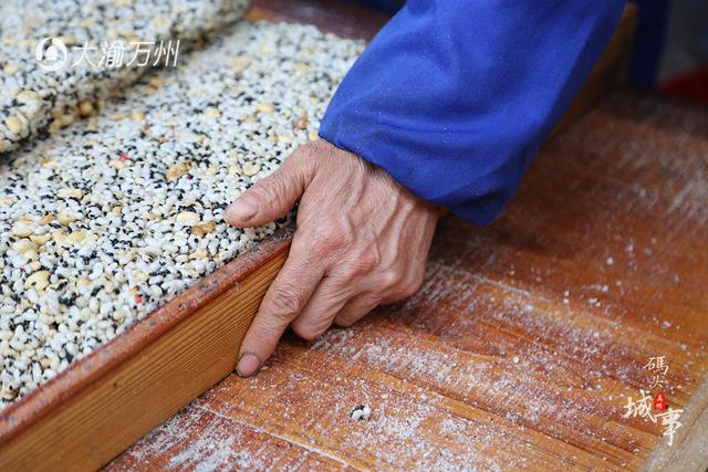 男子卖米花糖日入过万 一天要用50锅白糖