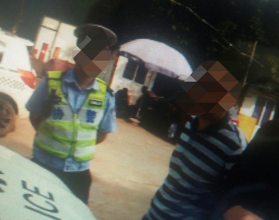 男子谎称有国外驾证 实则无证驾驶被拘留