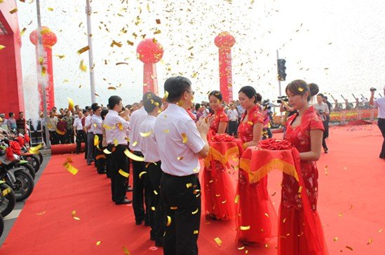 区委书记李建春出席重庆市巴滨路通车典礼