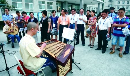 534市民昨走进渝州监狱狱心乐队演奏扣人心弦