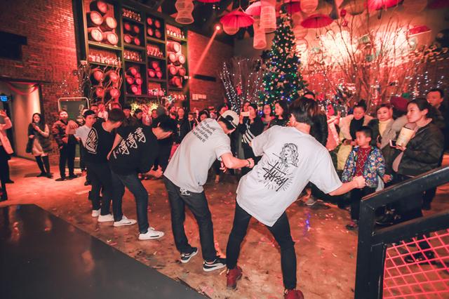 百人假人挑战!现在的KTV都这么会玩了!