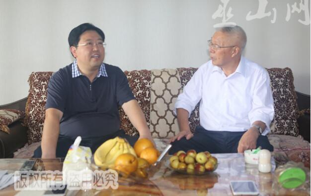 巫山县委书记李春奎慰问离退休老同志