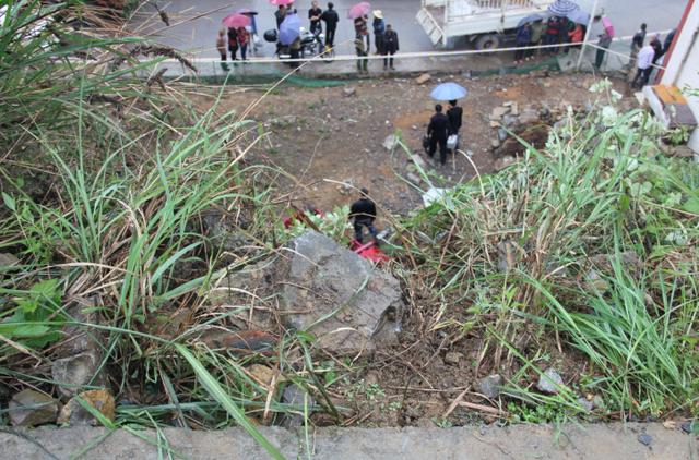 男子无证驾驶三轮摩托坠下高坎 致1死2伤