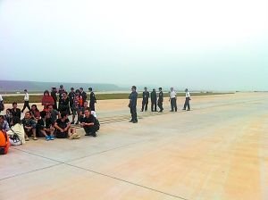 昆明机场航班延误 重庆乘客围堵机场跑道抢飞机