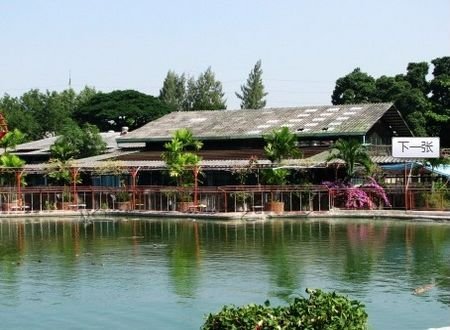 北榄鳄鱼湖动物园是泰国著名游览胜地