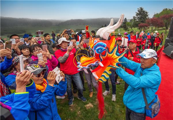 性感中外比基尼美女风筝秀引爆仙女山