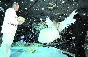 重庆惊现最浪漫婚礼:大雪纷飞中天使降临