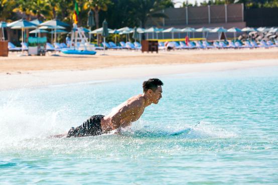 杨祐宁张孝全两大型男迪拜之旅 水上冲浪沙漠机车