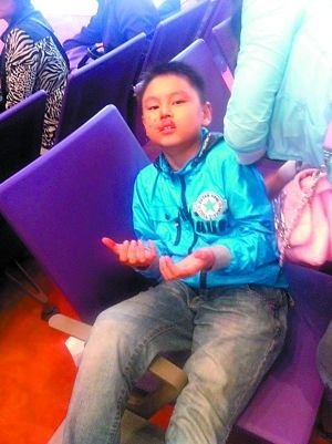 昆明机场航班延误 重庆乘客围堵机场跑道抢飞机