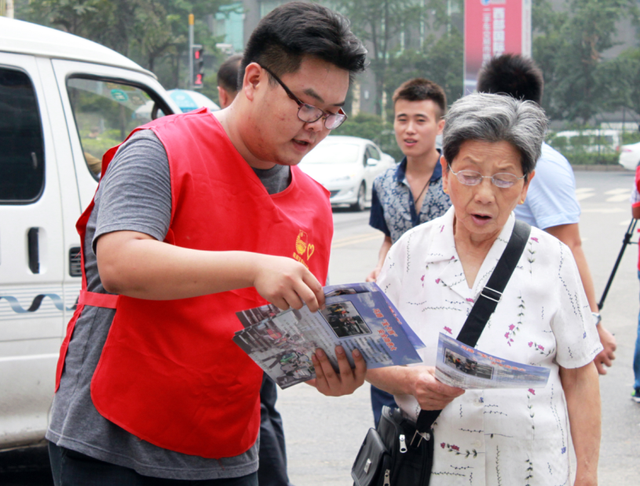 27名南岸区西部计划志愿者上路开展文明劝导