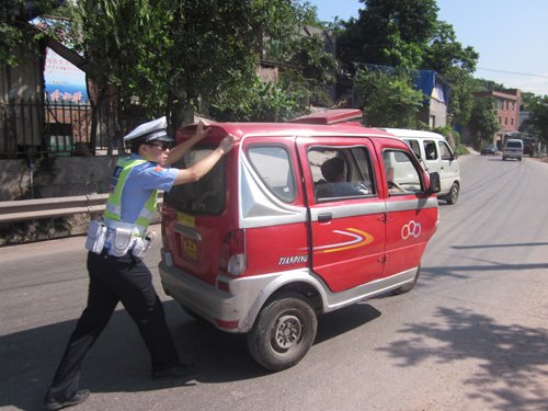 残疾人三轮车高温下突然熄火 交巡警烈日推车