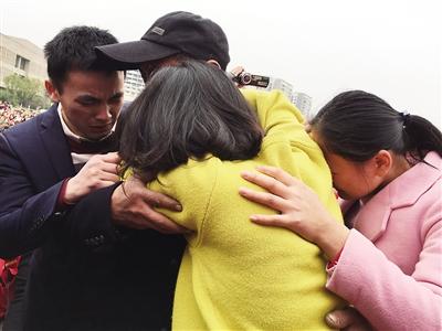 梁平女孩襁褓中被拐30年 父女相认相拥而泣