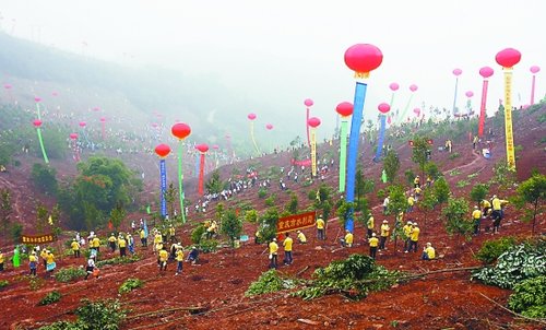 正文    昨日,江北区五宝镇下湾村,干部群众积极参加"绿化长江 重庆