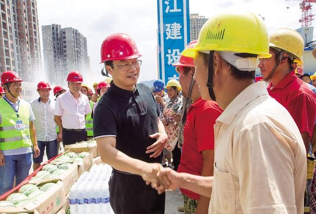 首页 重庆 南川区 8月15日,区委书记李明清看望慰问高温一线职工.