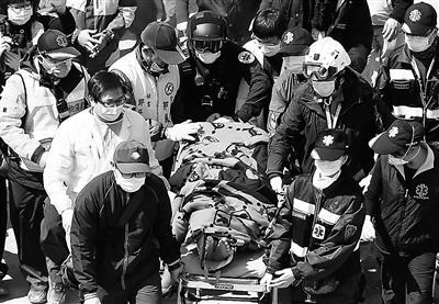 大陆民间救援队台湾震区救灾 协助救出被困女