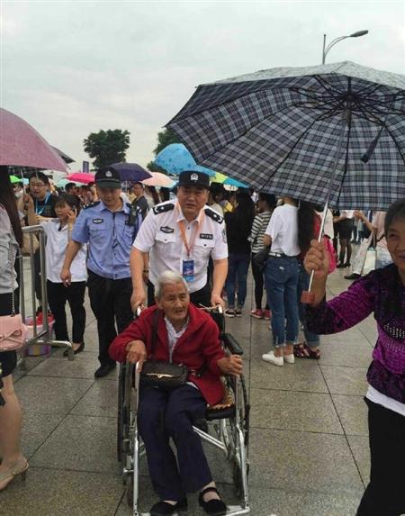 女子带90岁母亲逛车展 下雨了旁边伸来一双温