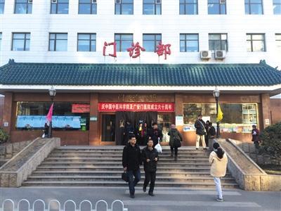 女子怒斥黄牛医院号贩子猖獗 民警多次查处