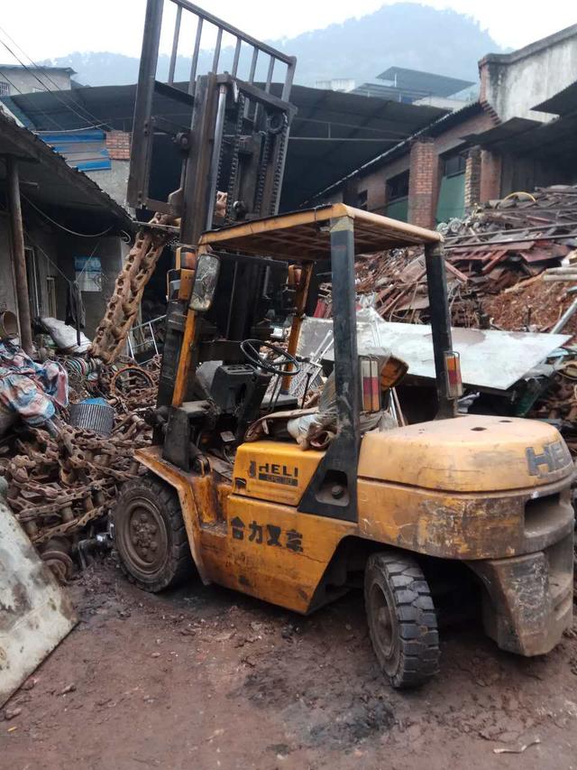 厨师酒后壮胆开叉车 工友腿被划一条大口子缝八针