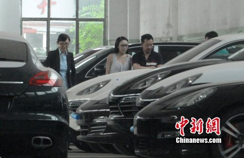 黄海波带准老婆购车 <em>女友</em>曾是任达华<em>红颜知己</em>
