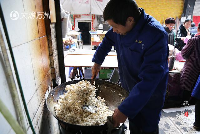 男子卖米花糖日入过万 一天要用50锅白糖