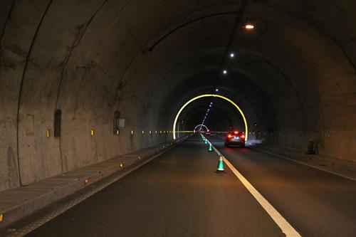 重庆高速路首次引入隧道反光环 行驶隧道更安全