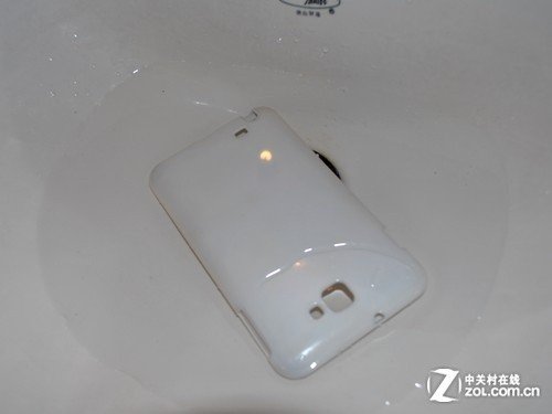 橡皮\/酒精到底谁有用 清洗白色手机套大作战_