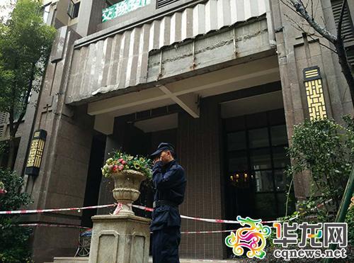 快讯:南岸弹子石国际社区一居民楼大厅屋檐垮