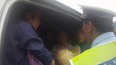 面包车司机超载拉客 被罚200元记6分