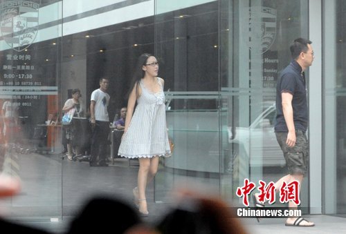黄海波带准老婆购车 <em>女友</em>曾是任达华<em>红颜知己</em>