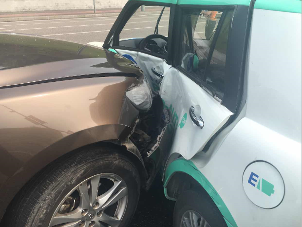 小伙强行掉头出车祸 撞伤自己负全责