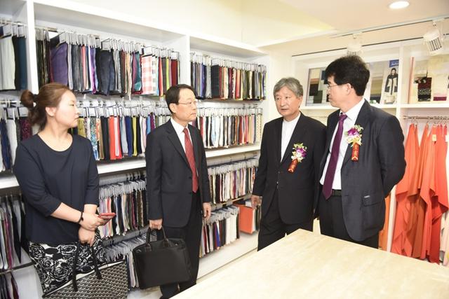 同时,巴南区委书记李建春,重庆麻柳沿江开发建设管理委员会主任朱亿