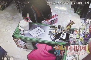 偷拿别人手机的男子 想还你可以把手机放超市