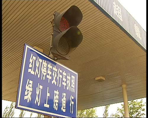 京张高速连堵车20天 被称为造价30亿停车场_