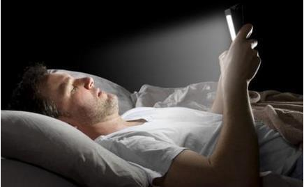  玩手机患脑萎缩  玩手机的危害你造吗_大渝网_