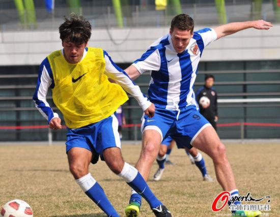 新疆籍球员赴阿曼踢球 成登陆西亚中国第一人