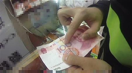 收假币后的正确打开方式 男子发微信朋友圈并报警