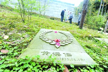 空军坟墓碑文错大了:飞虎队员提前11年牺牲