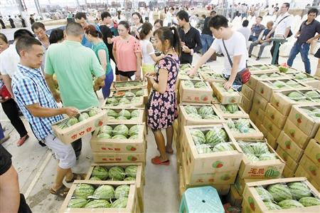 重庆最大果篮子双福水果市场迎客