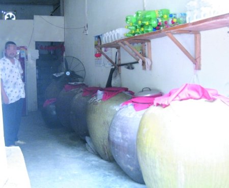 为去除新酿白酒苦味 小作坊悄悄掺添加剂