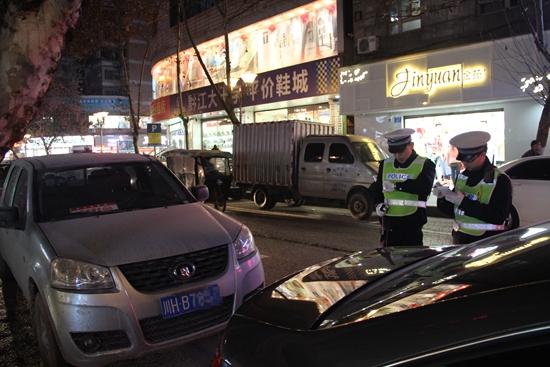 黔江警方元旦严查违章 交通伤亡事故零发生