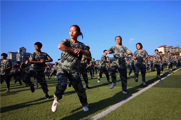 开学第一课:云阳职教中心1700余名新生军训
