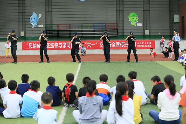 永川公安民警六一交通安全宣传有奖问答进校