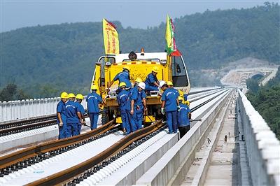 成渝高铁昨起铺轨 明年75分钟到成都
