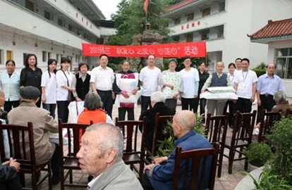 悉心关爱老人 玮兰浓情端午