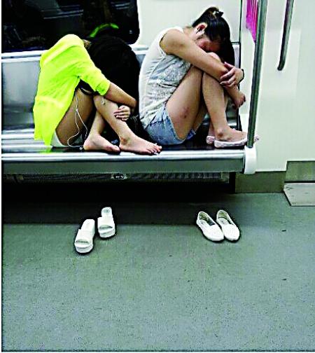 网友实拍地铁内奇葩女孩脱鞋座位上睡觉(图)