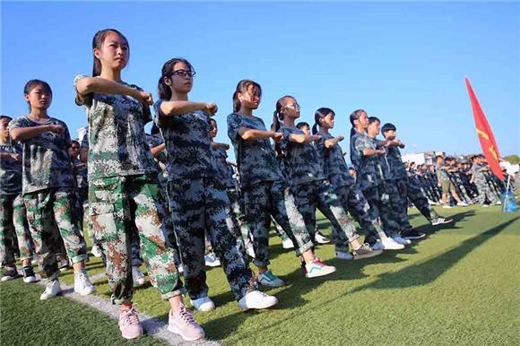 开学第一课:云阳职教中心1700余名新生军训