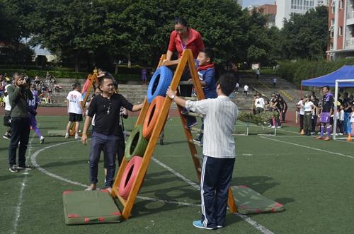 大学城人民小学学生享趣味运动会 做全能小战