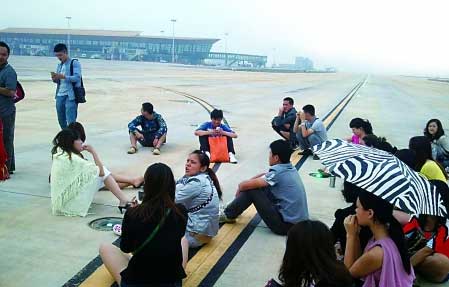 昆明机场航班延误 重庆乘客围堵机场跑道抢飞机